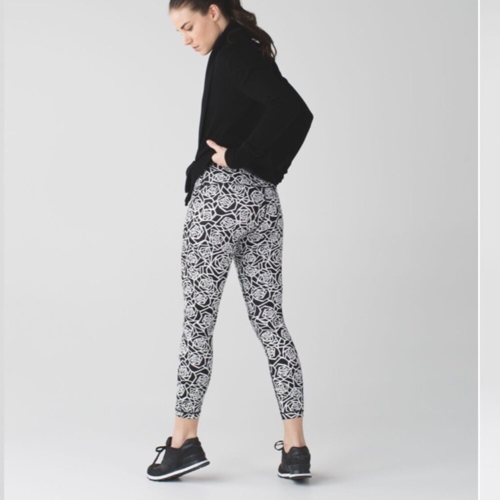 Lululemon High Times Posey Rose Black/White T